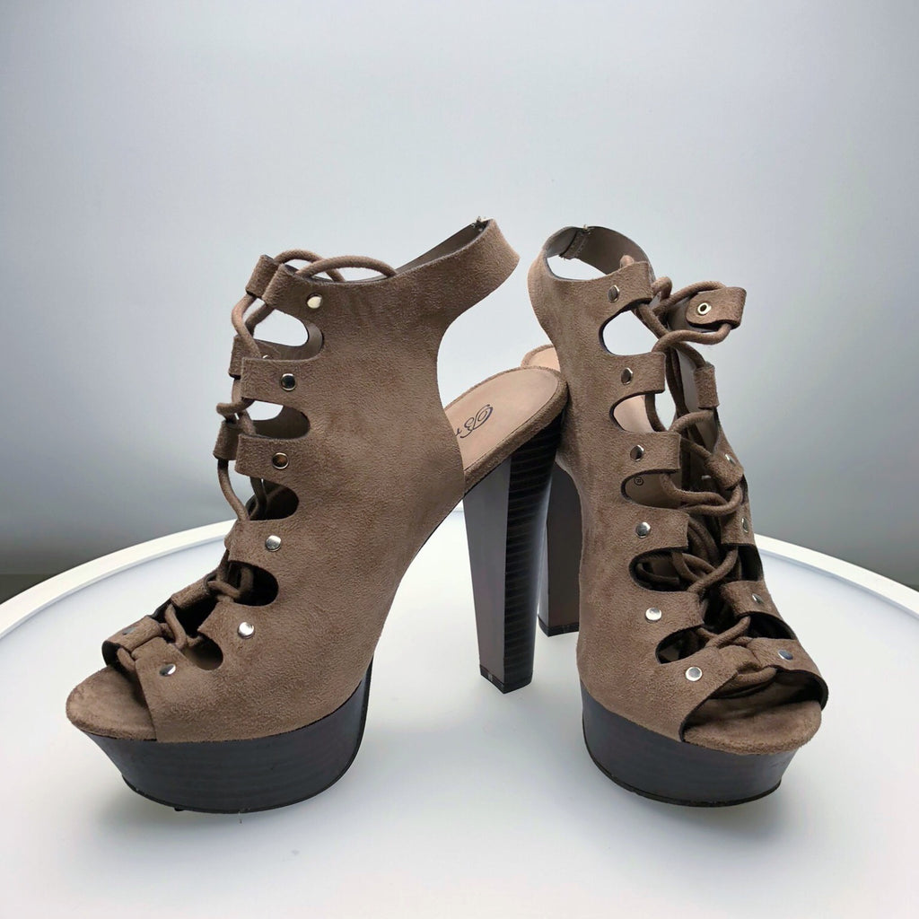 TAUPE HEELS SIZE 6.5